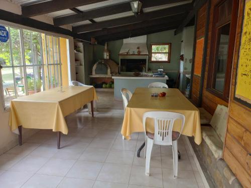una cocina con 2 mesas y sillas en una habitación en La Chona en Vaqueros