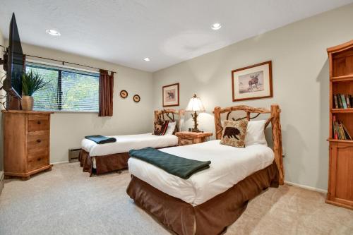 1 dormitorio con 2 camas y ventana en Red Pine Canopy en Park City