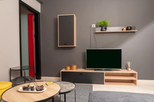 TV a/nebo společenská místnost v ubytování THESS PUZZLE