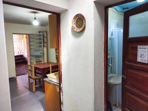 una habitación con una puerta y un reloj en la pared en Casa Uziel en Humahuaca