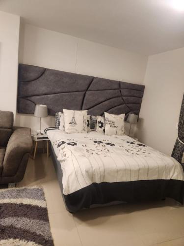 Katil atau katil-katil dalam bilik di Umhlanga flat near Gateway mall