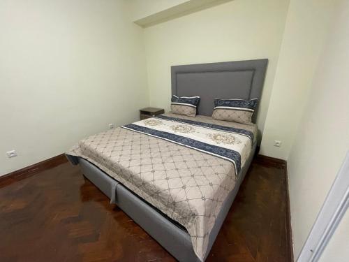 ein Schlafzimmer mit einem großen Bett in einem Zimmer in der Unterkunft Pimenova Residence in Luanda