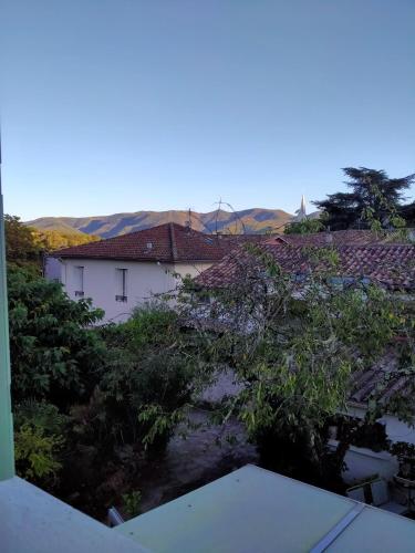 - une vue depuis le toit d'une maison dans l'établissement LE CITRONNIER, à Lamalou-les-Bains