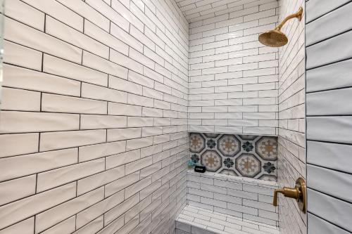 y baño con azulejos blancos de metro y ducha. en Johnson City Limits Home, en Johnson City