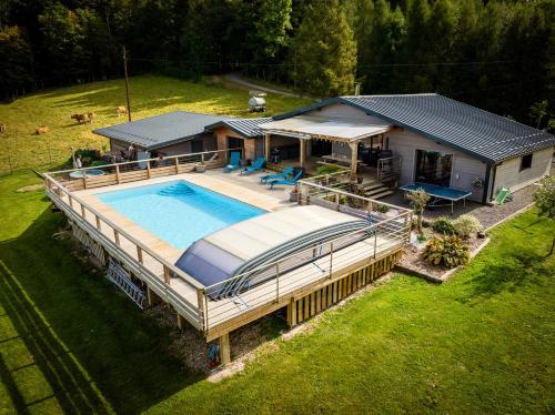 une vue aérienne d'une maison avec piscine dans l'établissement Chalet Luxe et Nature, à Anould