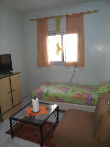 - un salon avec un canapé et une table basse dans l'établissement KEUR AMINATA, à Dakar