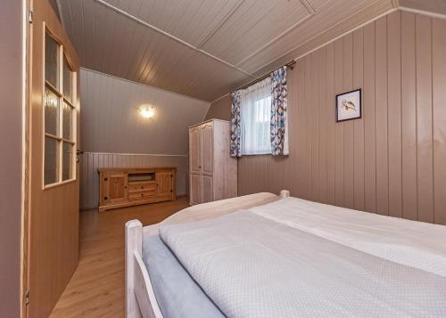 - une chambre avec un grand lit blanc dans l'établissement Domek na Hrobaczej, à Międzybrodzie Bialskie
