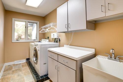 uma lavandaria com uma máquina de lavar roupa e um lavatório em Pet-Friendly Pennsylvania Abode - Deck and Fireplace em Gibsonia