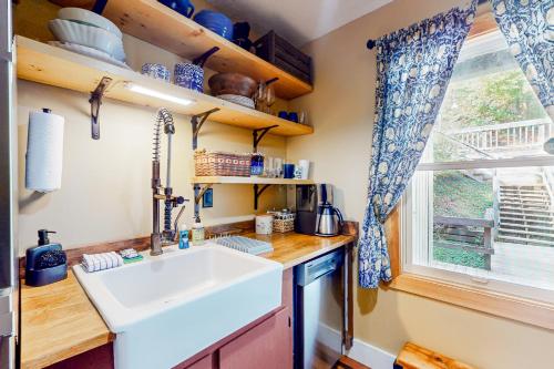 uma cozinha com um lavatório e uma janela em Butternut Hill H4 em Waitsfield