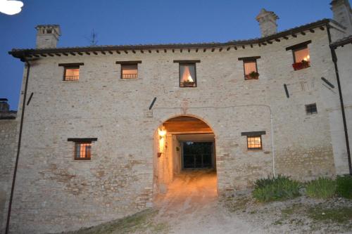 an entrance to a stone building with an archway at A Casa Di Mì Appartamenti vacanza in Montefalco