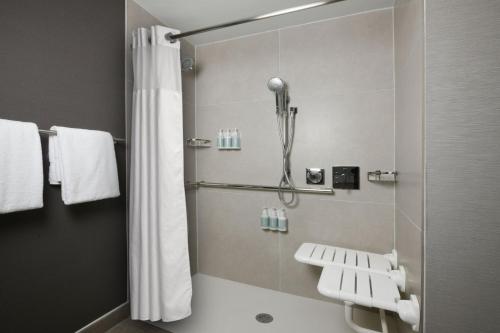 W łazience znajduje się prysznic i umywalka. w obiekcie Courtyard Dallas Las Colinas w mieście Irving