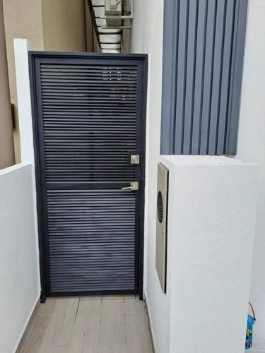 - une porte de garage dans une chambre dotée de parquet dans l'établissement Linda Suite minimalista, à Guayaquil
