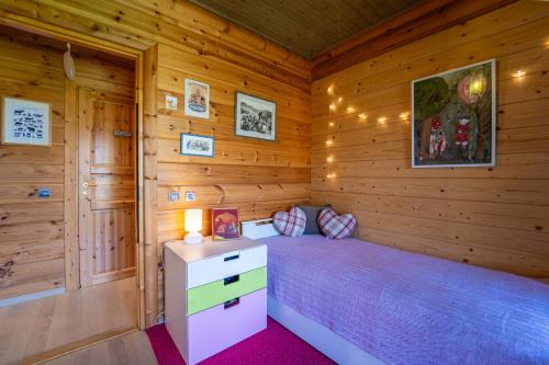 a bedroom with a bed in a wooden cabin at The Flysch in Miríki