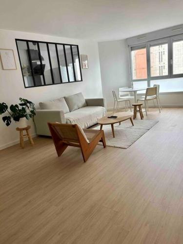 un salon avec un canapé et une table dans l'établissement Appart Cosy de 52m2, à Asnières-sur-Seine