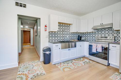 Η κουζίνα ή μικρή κουζίνα στο Pet-Friendly Dayton Condo about 1 Mi to Downtown!