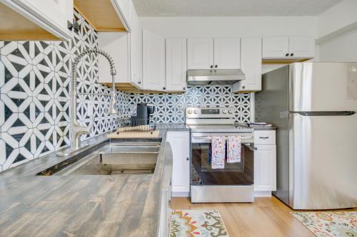 Η κουζίνα ή μικρή κουζίνα στο Pet-Friendly Dayton Condo about 1 Mi to Downtown!