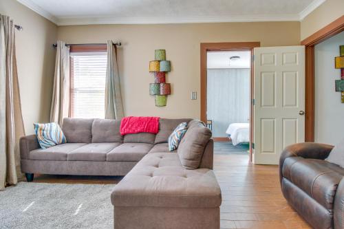 Posezení v ubytování Sunny and Spacious Dayton Condo about 1 Mi to Downtown!