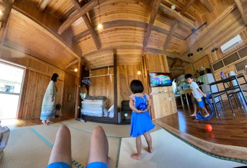 瀬戸内町にある一棟貸しの移住案内古民家　itomaの部屋遊び