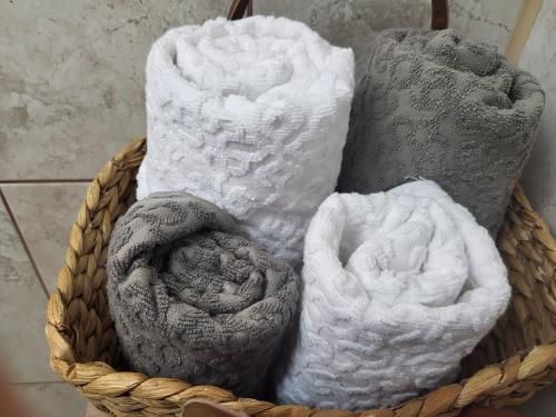 a basket filled with towels in a bathroom at Casa La Balauri in Drobeta-Turnu Severin