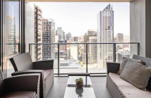ein Wohnzimmer mit Stadtblick in der Unterkunft Spacious Apartment in the CBD in Melbourne