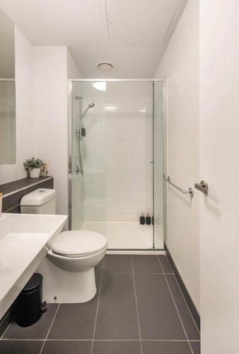 ein Bad mit einem WC und einer Dusche in der Unterkunft Spacious Apartment in the CBD in Melbourne