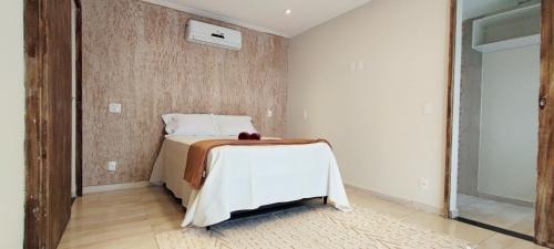 カボ・フリオにあるCasa aconchegante! perto de Búzios e Cabo Frioの白いテーブルクロス付きの部屋