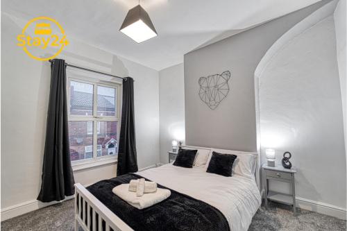 1 dormitorio con 1 cama blanca con ventana y 1 cama sidx sidx sidx en Alton Suite en Crewe