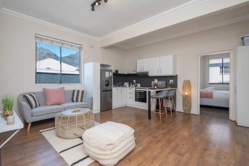 sala de estar con sofá y mesa en Two bedroom Apartment on kloof en Ciudad del Cabo