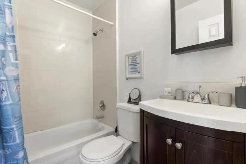 La salle de bains est pourvue de toilettes, d'un lavabo et d'une baignoire. dans l'établissement Lakeside 3br Retreat With Private Yard & Kayak Use, à Fort Lauderdale