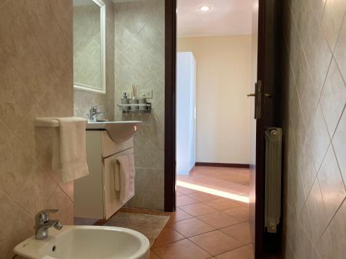 bagno con lavandino, specchio e lavandino di Il Vicoletto nel centro storico di Frascati a Frascati