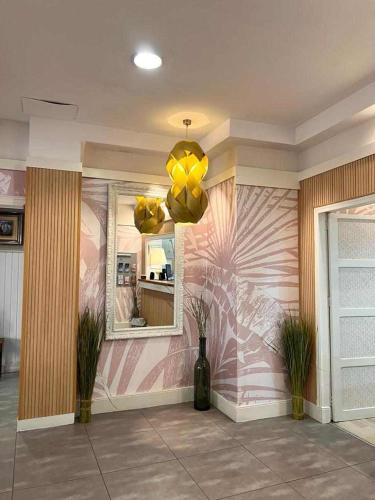 Cette chambre est dotée d'une peinture murale et d'un lustre. dans l'établissement Hotel Horizonte, à Santa Cruz de Tenerife