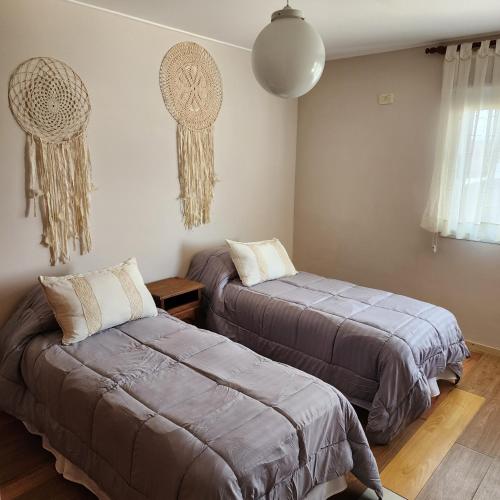 拉普拉塔的住宿－Vintage，一间卧室配有两张床和一盏灯
