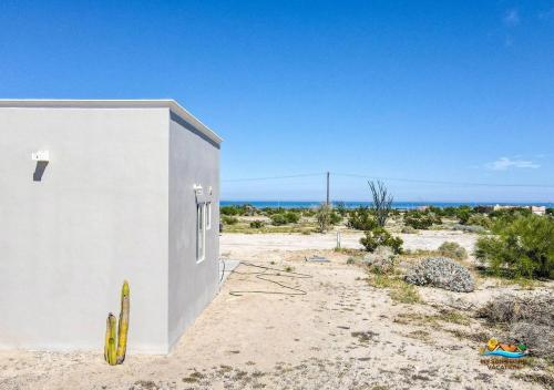 a white building in the middle of the desert at Casa Desert Rose in Playa Hawaii