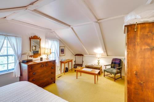 um quarto com uma cama, uma secretária e uma cadeira em Tranquil 3 BR Stockbridge House with Private Deck! em Stockbridge
