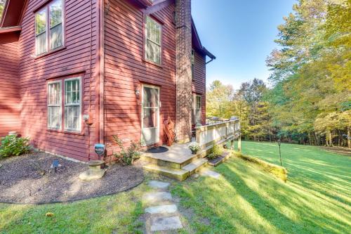 Tranquil 3 BR Stockbridge House with Private Deck!にある庭