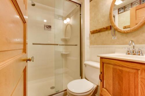 クック・シティにあるScenic Montana Cabin Rental about 1 Mi to Yellowstone!のシャワー、トイレ、洗面台を備えたバスルーム