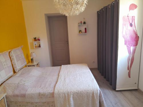 1 dormitorio con cama y lámpara de araña en La Micalene en Trans-en-Provence