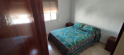 ヘレス・デ・ラ・フロンテーラにあるPiso 3 dormitorios ideal para descansarのベッドと窓が備わる小さな客室です。
