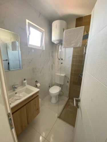 Apartments Vila Sara Mにあるバスルーム