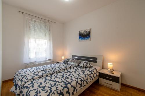 sypialnia z łóżkiem, oknem i 2 lampami w obiekcie Flexible SelfCheckIns 56 - Zagreb - Garage - Loggia - New w Zagrzebiu