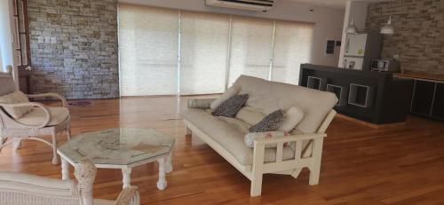 ein Wohnzimmer mit einem Sofa und einem Tisch in der Unterkunft Casa en Raco in San Miguel de Tucumán