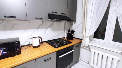 A cozinha ou cozinha compacta de Apartment in street Toktogula 77