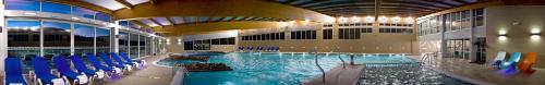 une grande piscine intérieure dans un bâtiment dans l'établissement ARNOIA CALDARIA HOTEL Y BALNEARIO, à Arnoia