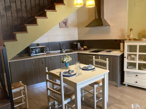 eine Küche mit einem Tisch und einer Treppe in der Unterkunft Aguamarina SPA Azagalla Rural in Casas del Abad