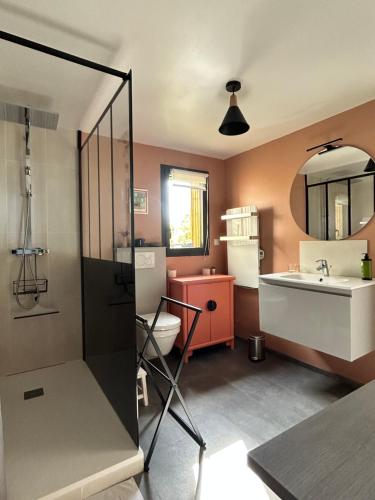 une salle de bain avec une douche, un lavabo et des toilettes dans l'établissement Le Cottage de l'Albâtre Gîte 2 pers jardin parking à Vattetot sur Mer, à Vattetot-sur-Mer