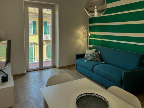un soggiorno con divano blu e tavolo di La Casa di Chiara a La Spezia