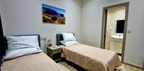 Postel nebo postele na pokoji v ubytování Modern 4-Bed Home in Ix-Xaghra Valley view Pool