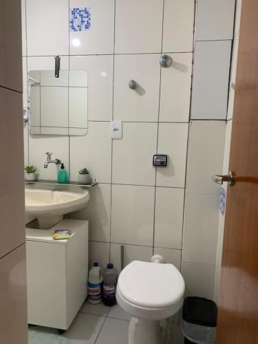 y baño con aseo y lavamanos. en Slow Coast Apartment Paim x Frei, en São Paulo