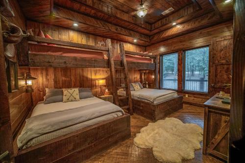 - une chambre avec 2 lits dans une pièce dotée de murs en bois dans l'établissement Lasso The Moon, à Stephens Gap