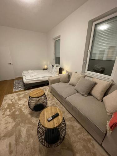 - un salon avec un canapé et une table dans l'établissement WEN BHF NEU & ZENTRAL in Weiden für bis zu 6 Personen, à Weiden